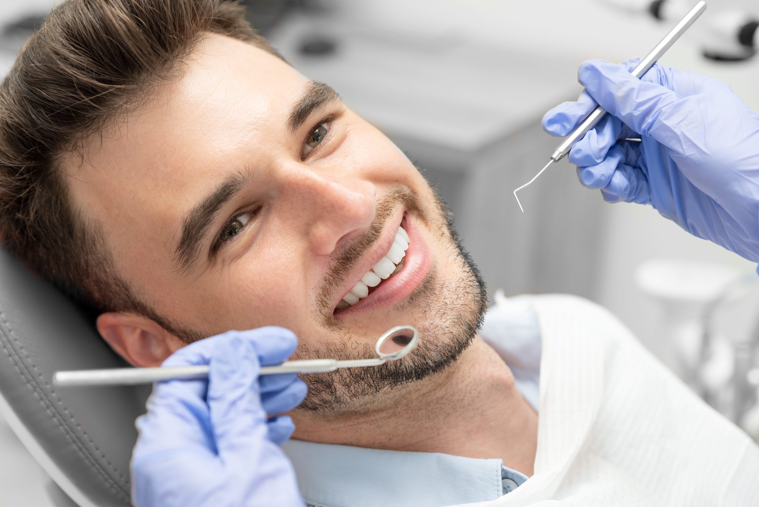 Tips from an Emergency Dentist: Handling a Spring Break Dental Disaster